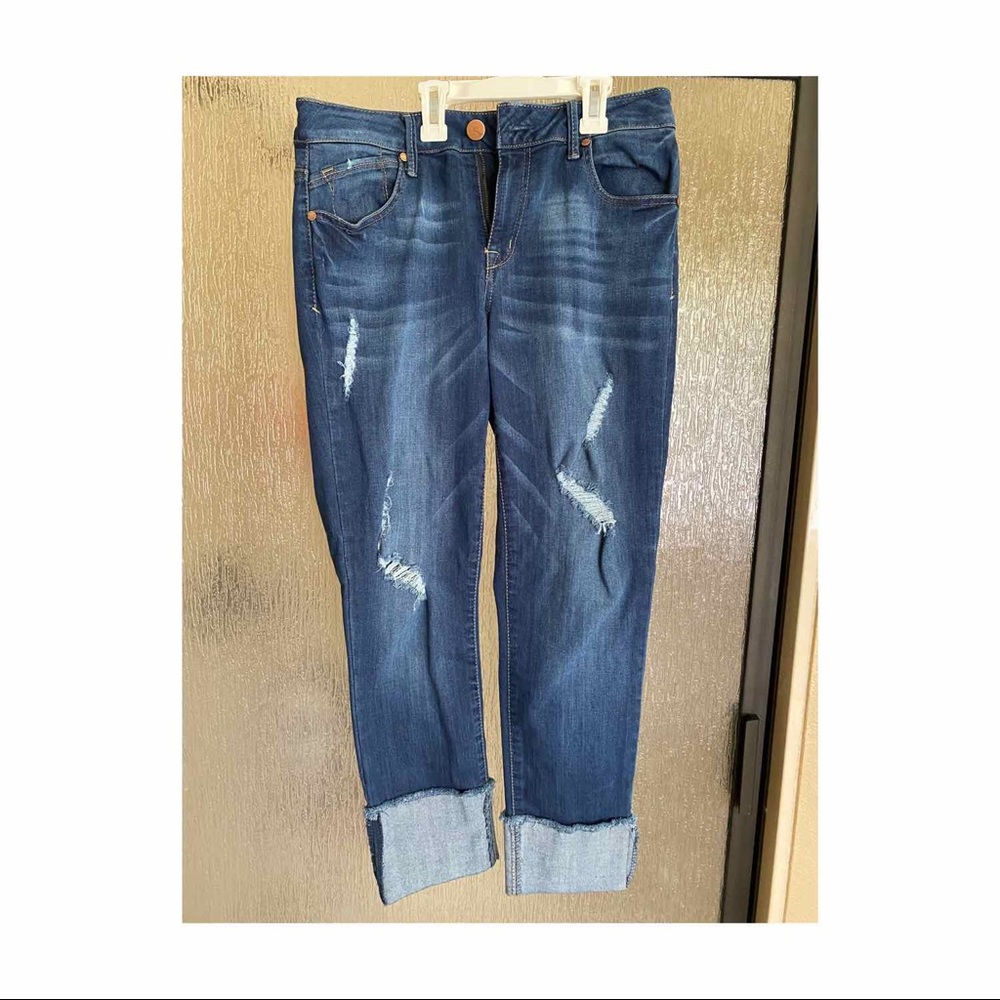 Cropped blue jeans